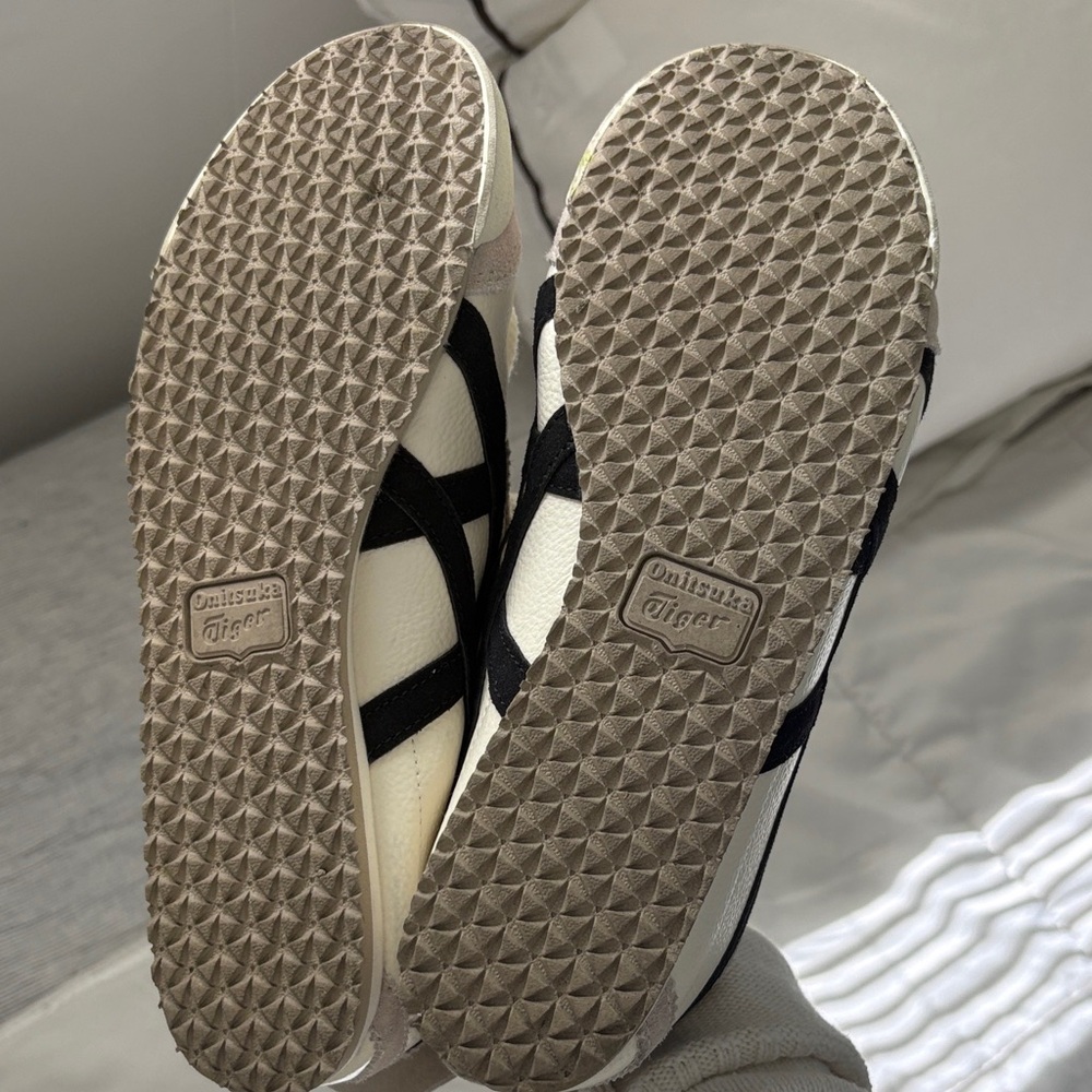 Onitsuka Tiger Cream & Black Low-Top Sneakers - Picture 4 of 9
